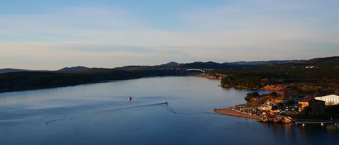 21-beach_Banj_and_Sibenik_bridge.jpg