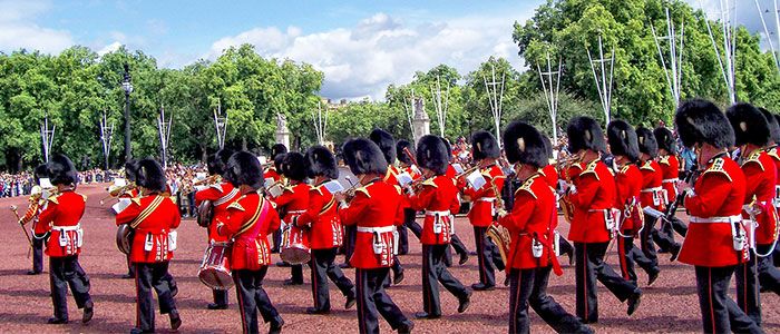 5.-Watch-the-change-of-guards-at-The-Buckingham-Palace.jpg