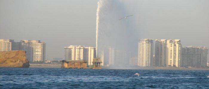 Clifton_Beach_Karachi_-_panoramio.jpg