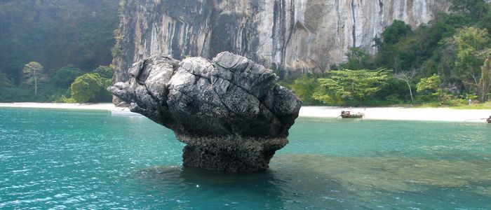 Emerald_lagoon_in_Phang_Nga_Bay_Thailand.jpg