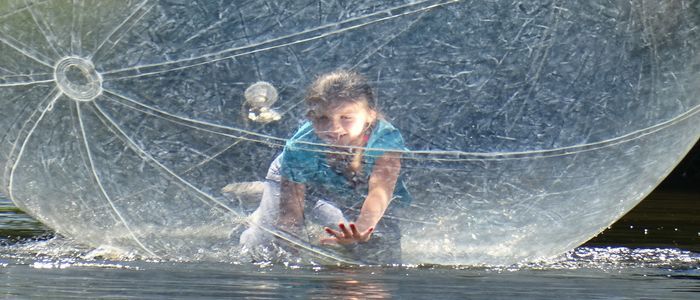 Girl_in_Bubble_-_City_Park_-_Brest_-_Belarus_26873159033-1.jpg