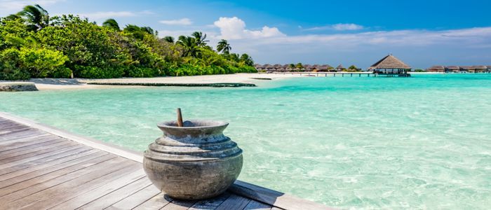 blue-ocean-and-jetty-on-maldives-ZCKULNT.jpg